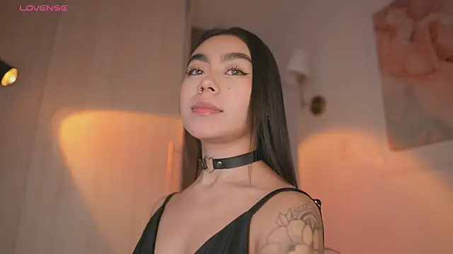 Snapshot of GigiLee_ chatting on 10, 10, 2025 GigiLee  online show from 10, 10, 2025