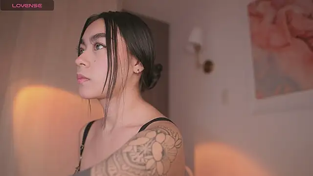 Snapshot of GigiLee_ chatting on 14, 10, 2025 GigiLee  online show from 14, 10, 2025