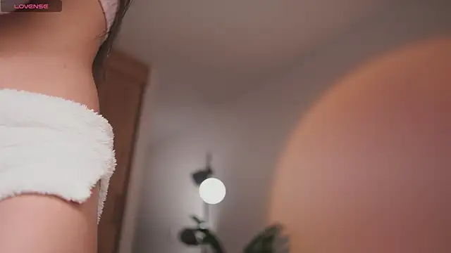 Snapshot of GigiLee_ chatting on 28, 10, 2025 GigiLee  online show from 28, 10, 2025