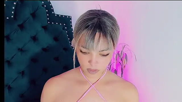 Emmaa Saenz  online show from 4, 3, 2025