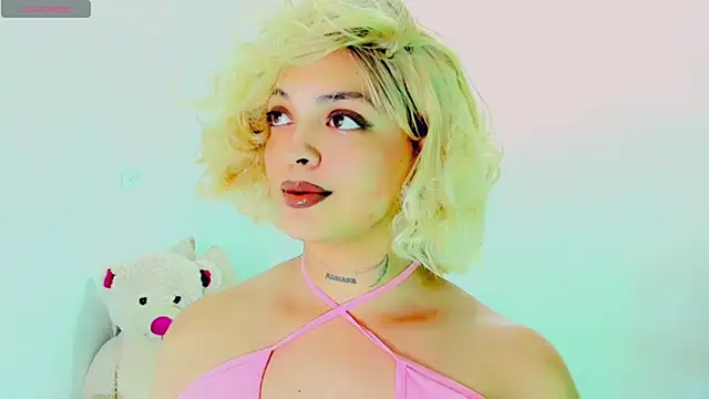 Emmaa Saenz  online show from 28, 2, 2026