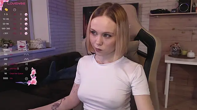 Snapshot of lucy_mirror chatting on 13, 9, 2025 lucy mirror online show from 13, 9, 2025