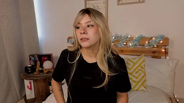 Snapshot of LucyMoanss chatting on 14, 5, 2026 LucyMoanss online show from 14, 5, 2026