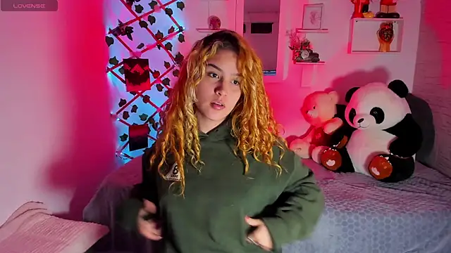 Snapshot of Elena-Rosse chatting on 11, 10, 2025 Elena-Rosse online show from 11, 10, 2025