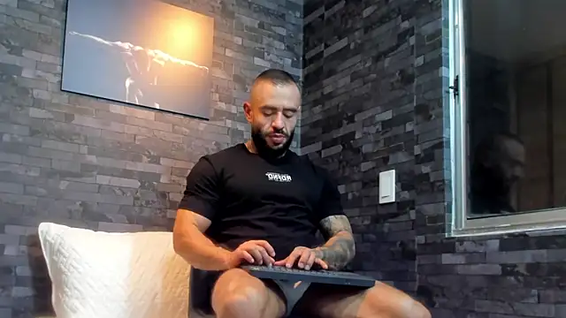 Snapshot of BruceDallas chatting on 12, 10, 2025 BruceDallas online show from 12, 10, 2025