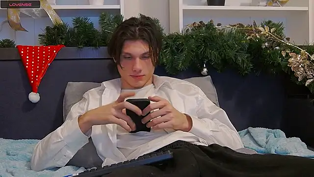 Snapshot of CalvinCay chatting on 1, 1, 2025 CalvinCay online show from 1, 1, 2025