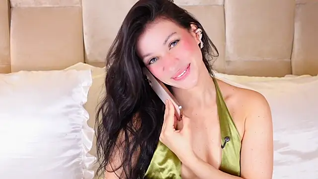 Snapshot of KiraKayleigh1 chatting on 4, 11, 2025 KiraKayleigh1 online show from 4, 11, 2025