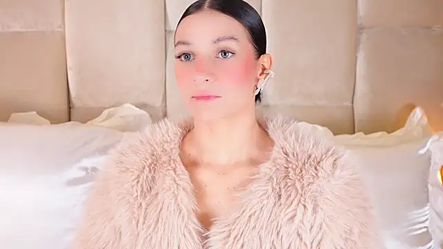 Snapshot of KiraKayleigh1 chatting on 10, 11, 2025 KiraKayleigh1 online show from 10, 11, 2025