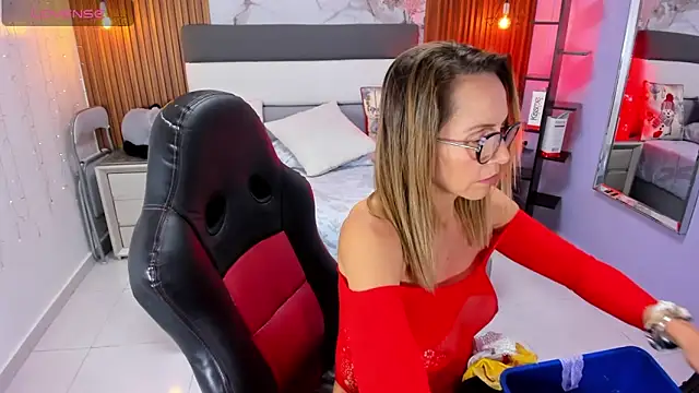 Snapshot of CATIAJONES chatting on 19, 11, 2025 CATIAJONES online show from 19, 11, 2025