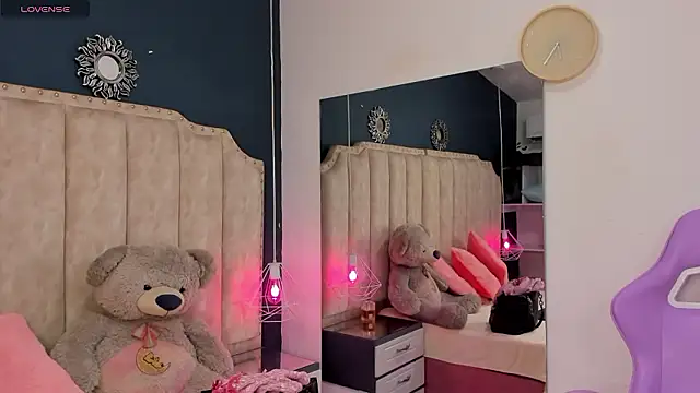 Snapshot of IsabellaBromsS chatting on 8, 12, 2024 IsabellaBromsS online show from 8, 12, 2024