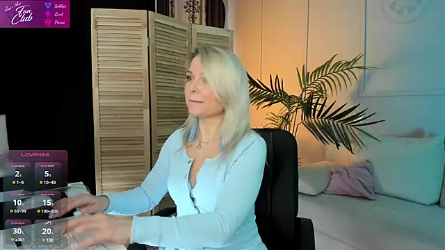 Snapshot of Gloria_Lovely chatting on 4, 3, 2025 Gloria Lovely online show from 4, 3, 2025
