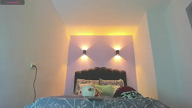 Sofia Clauss  online show from 2, 11, 2025