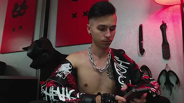 Joseph  Quinn online show from 10, 3, 2025