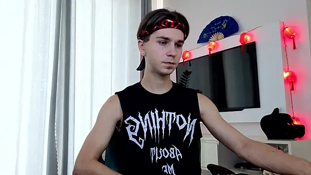 Joseph  Quinn online show from 10, 4, 2026