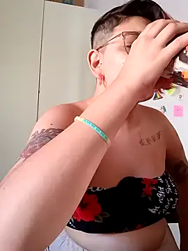 Snapshot of ConeNella chatting on 4, 1, 2025 ConeNella online show from 4, 1, 2025