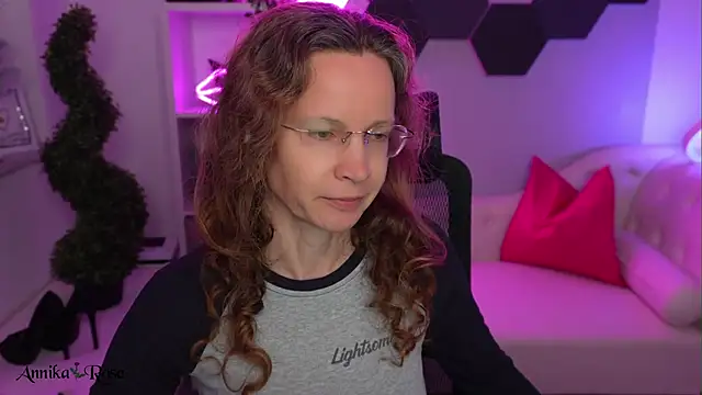 AnnikaRose online show from 6, 2, 2026