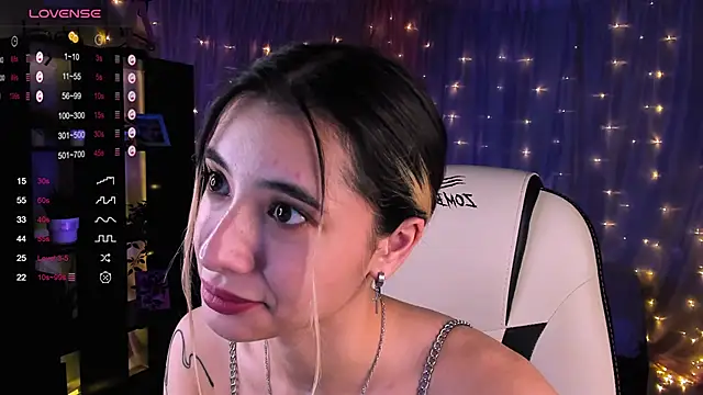 Snapshot of DarlaLike chatting on 4, 12, 2024 DarlaLike online show from 4, 12, 2024