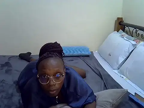 Snapshot of Sweet_Bear chatting on 12, 10, 2025 Sweet Bear online show from 12, 10, 2025