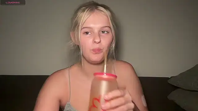 Snapshot of Allylove03 chatting on 15, 11, 2025 Allylove03 online show from 15, 11, 2025