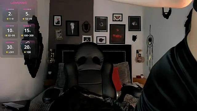 Charlotte  Benett online show from 27, 2, 2025