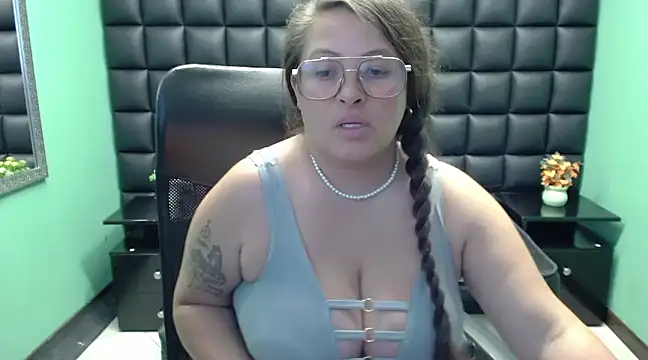 SaraThomso online show from 2, 2, 2025