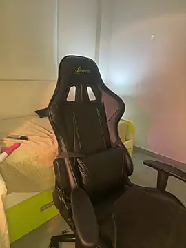 Snapshot of MisFrekcles_ chatting on 13, 12, 2024 MisFrekcles online show from 13, 12, 2024