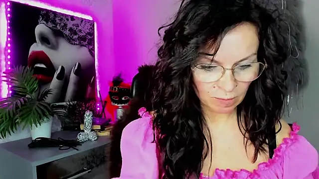 HelenLuxx online show from 14, 4, 2026