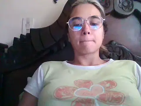 Snapshot of trianabell chatting on 17, 2, 2025 trianabell online show from 17, 2, 2025