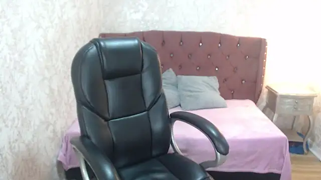 Snapshot of charlottemoonxz chatting on 8, 1, 2025 charlottemoonxz online show from 8, 1, 2025