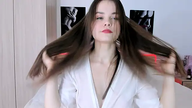 Snapshot of evelinal_ove chatting on 8, 3, 2025 evelinal ove online show from 8, 3, 2025