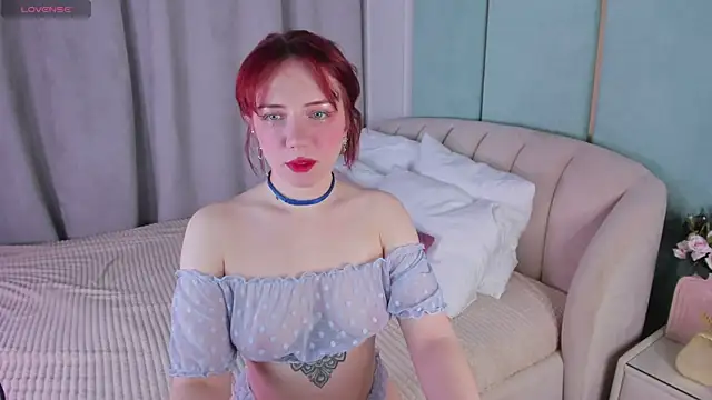 Snapshot of Love_is_Lola chatting on 5, 1, 2025 Love is Lola online show from 5, 1, 2025