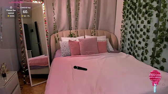 Snapshot of Love_is_Lola chatting on 21, 10, 2025 Love is Lola online show from 21, 10, 2025