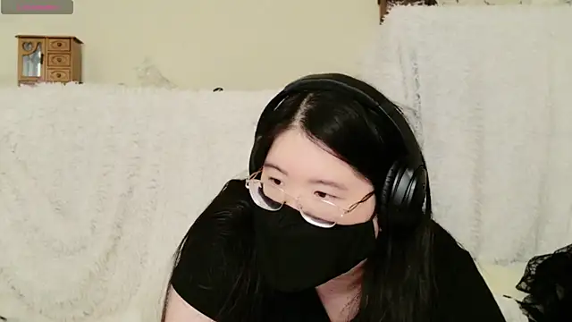 Snapshot of Kara-Nuna chatting on 6, 11, 2025 Kara-Nuna online show from 6, 11, 2025