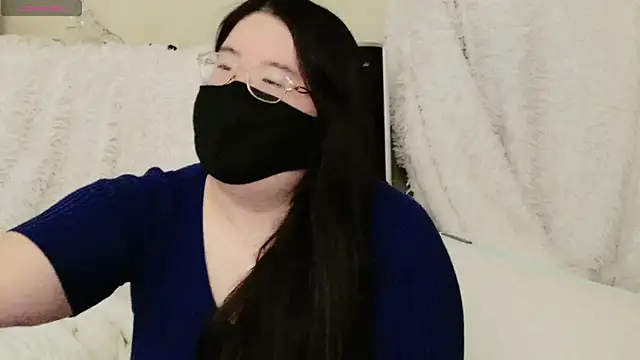 Snapshot of Kara-Nuna chatting on 7, 11, 2025 Kara-Nuna online show from 7, 11, 2025