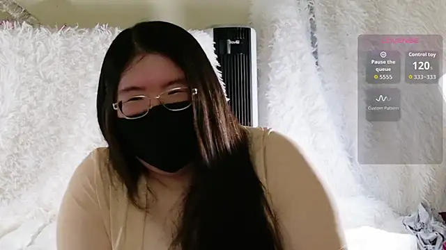 Snapshot of Kara-Nuna chatting on 11, 11, 2025 Kara-Nuna online show from 11, 11, 2025