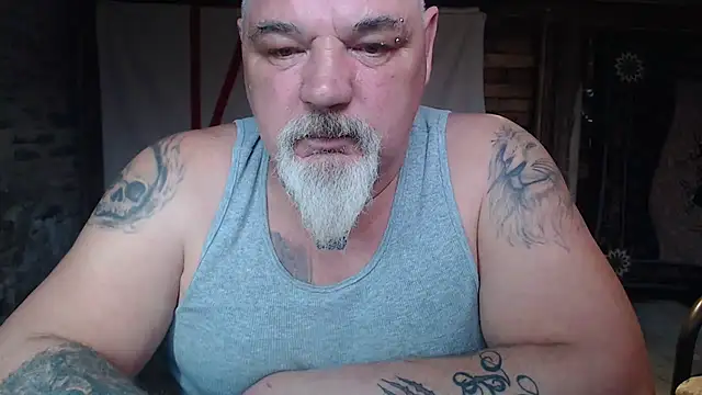 Newfiesausage1972 online show from 6, 4, 2026