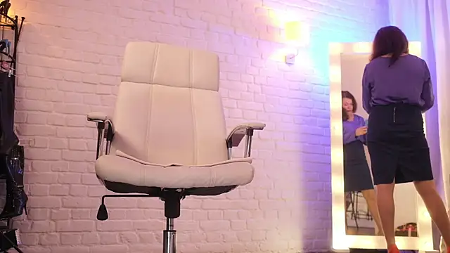 Nylon Legs online show from 7, 11, 2025