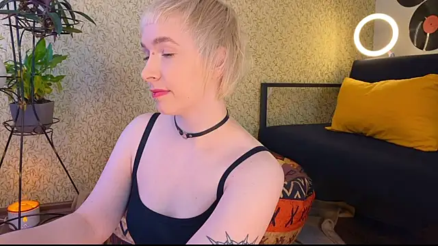 Snapshot of EmmyAmbros chatting on 28, 2, 2025 EmmyAmbros online show from 28, 2, 2025