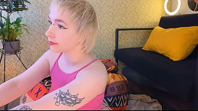 Snapshot of EmmyAmbros chatting on 8, 3, 2025 EmmyAmbros online show from 8, 3, 2025