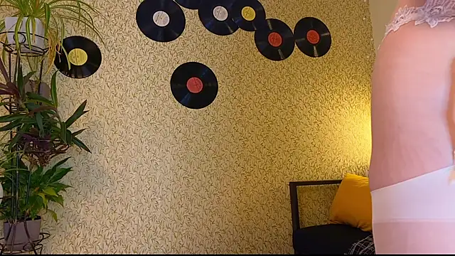 Snapshot of EmmyAmbros chatting on 7, 11, 2025 EmmyAmbros online show from 7, 11, 2025