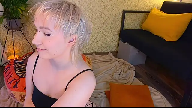 Snapshot of EmmyAmbros chatting on 17, 11, 2025 EmmyAmbros online show from 17, 11, 2025