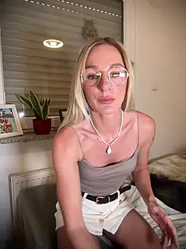 Snapshot of Liana_Lou chatting on 24, 4, 2026 Liana Lou online show from 24, 4, 2026