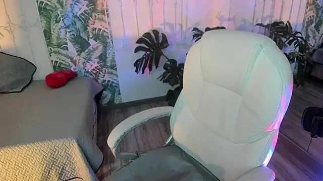 cute hollywood online show from 5, 12, 2025