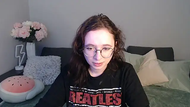 Mini Diva online show from 2, 2, 2025