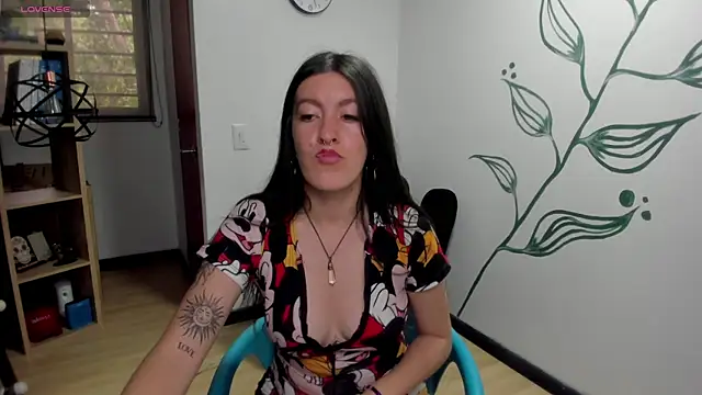 LiaCooper  online show from 13, 12, 2024