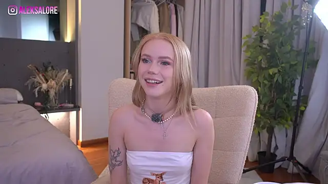 Snapshot of LexieLoree chatting on 22, 5, 2026 LexieLoree online show from 22, 5, 2026