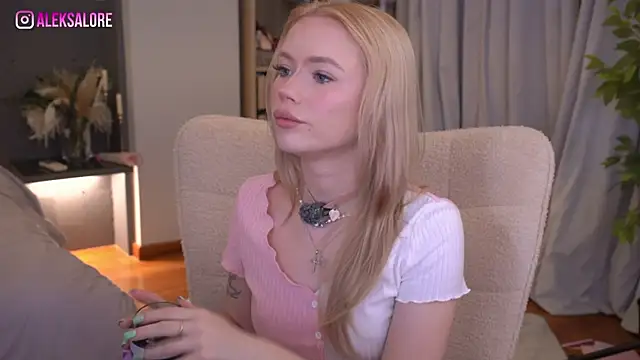 Snapshot of LexieLoree chatting on 10, 6, 2026 LexieLoree online show from 10, 6, 2026