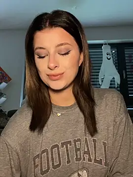 Mia-Minou online show from 10, 10, 2025