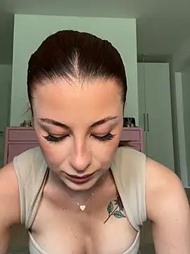 Snapshot of Mia-Minou chatting on 4, 7, 2026 Mia-Minou online show from 4, 7, 2026
