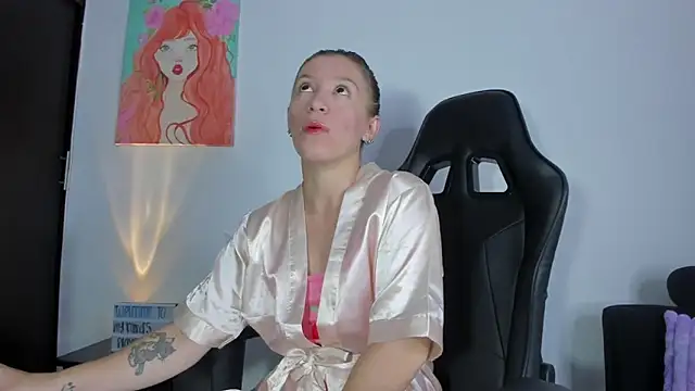 Snapshot of roxanne_jones1 chatting on 13, 7, 2026 roxanne jones1 online show from 13, 7, 2026